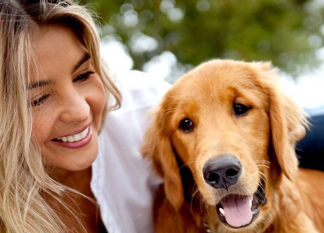 Personas y perros felices