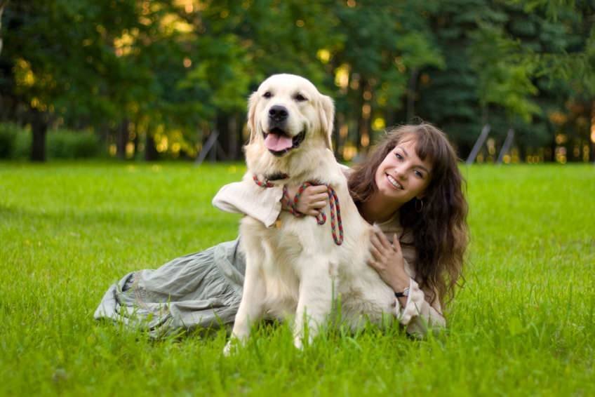 Perro y chica joven sonriendo y felices 